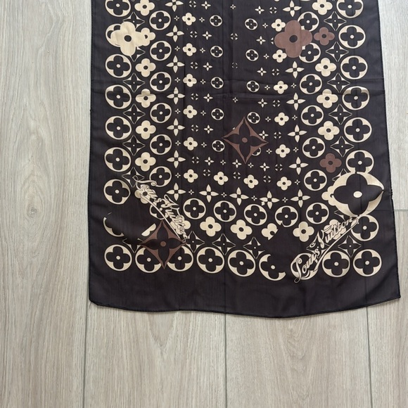 Louis Vuitton traveling requisite printed scarf - Picture 3 of 4